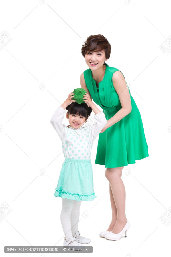 棚拍绿裙年轻女人和小女孩