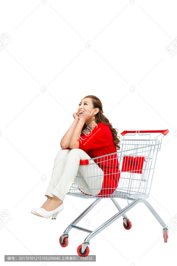 棚拍年轻女人坐在购物车里