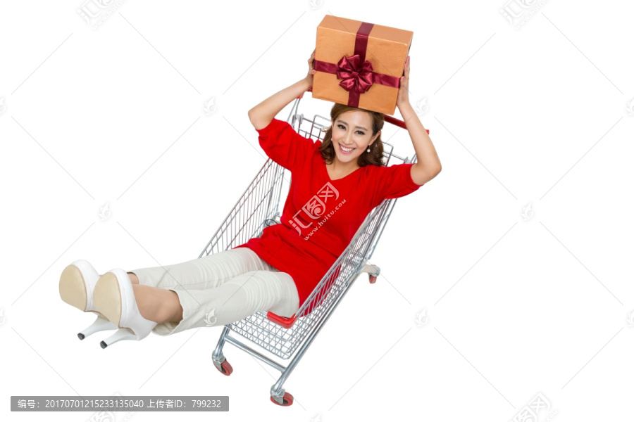 棚拍年轻女人坐在购物车里
