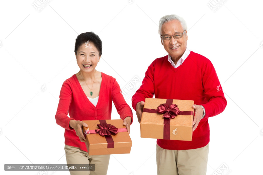 棚拍一对老夫妻抱着礼盒
