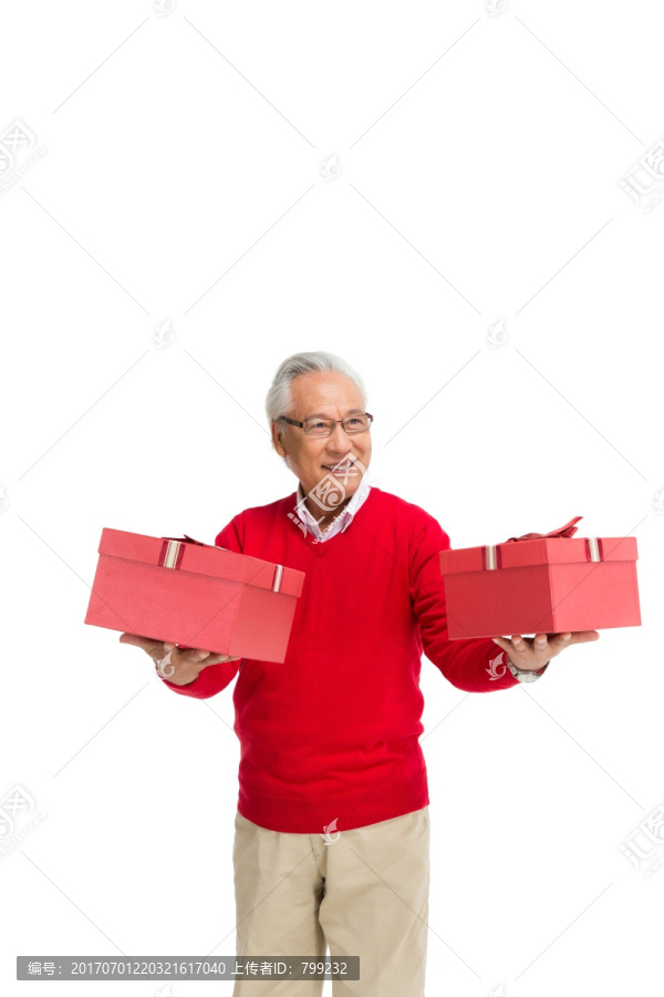棚拍一个老男人拿着礼盒