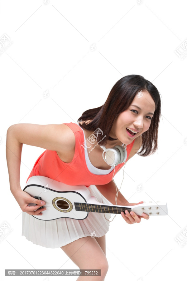 棚拍时尚女青年边弹吉他边唱歌