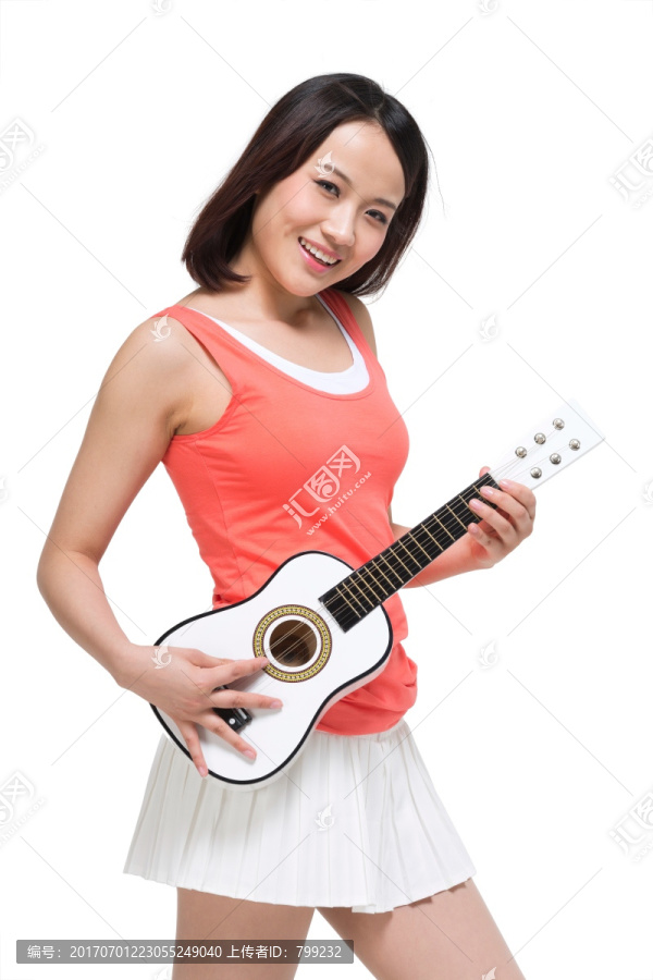 棚拍时尚女青年边弹吉他边唱歌