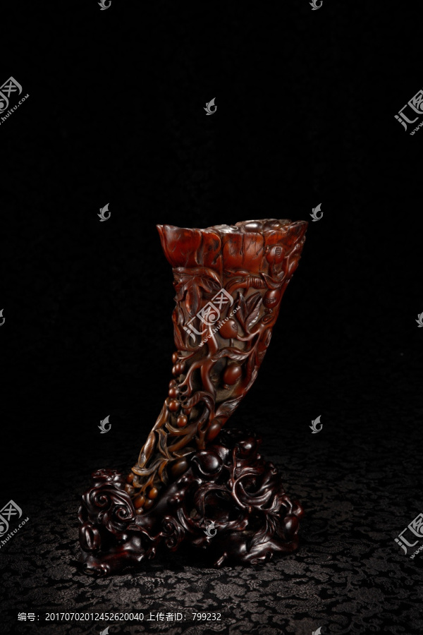 犀角雕葡萄花果奈何杯