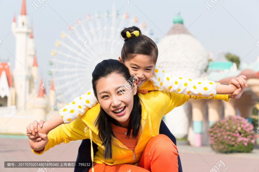 母女在游乐园