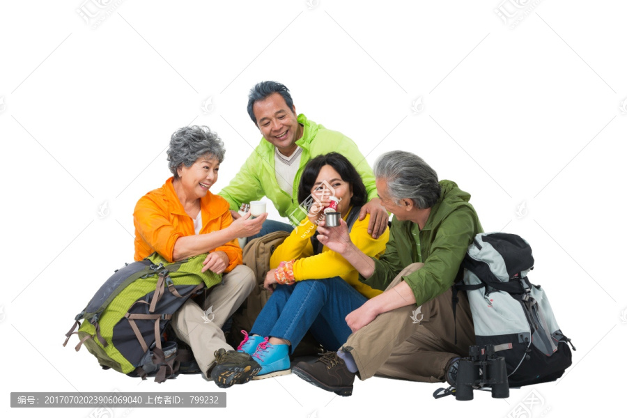 四个老年人围坐在一起休息