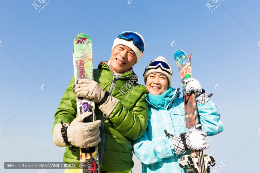 老年夫妇冬季滑雪