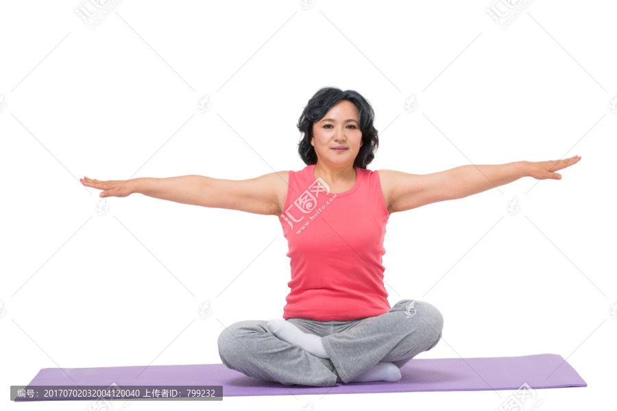 中老年女人坐在瑜伽垫上