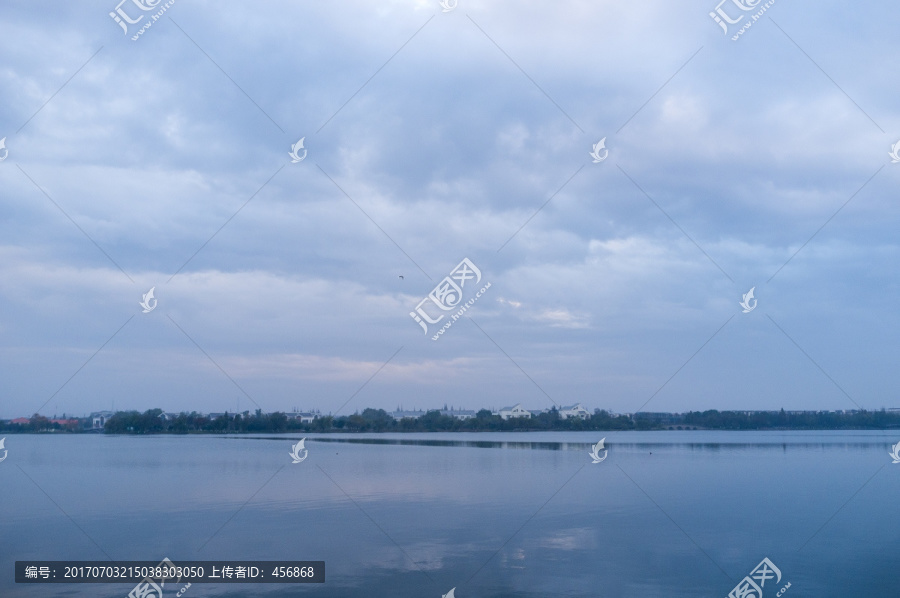 天空和湖面