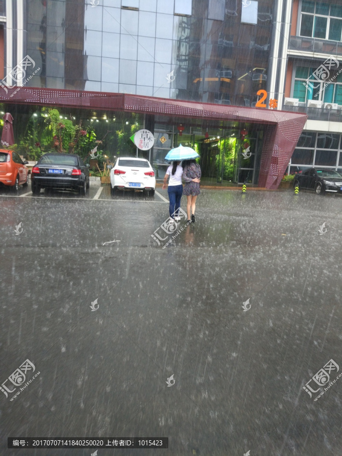 倾盆大雨