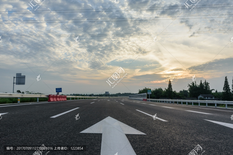 夕阳下的高速公路