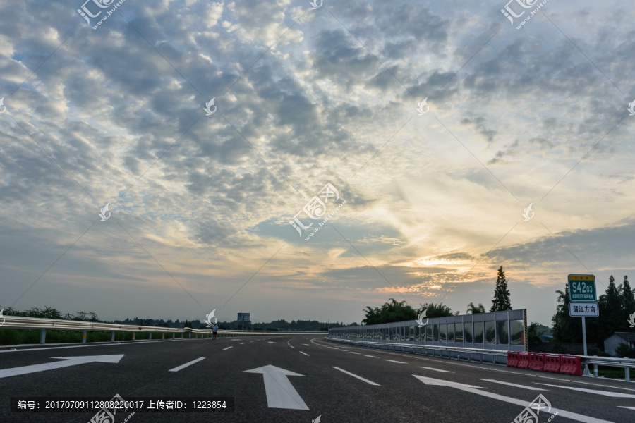 夕阳下的高速公路