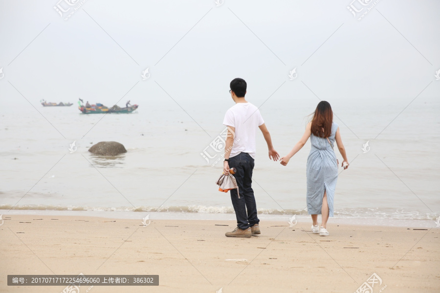 海边牵手情侣