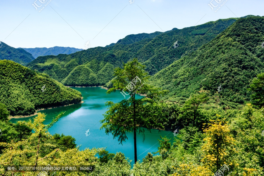 湖光山色,波光粼粼,水库碧蓝