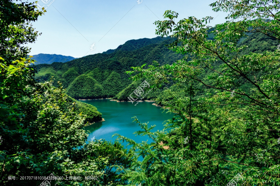 山谷湖水意境图片,春天山谷湖水