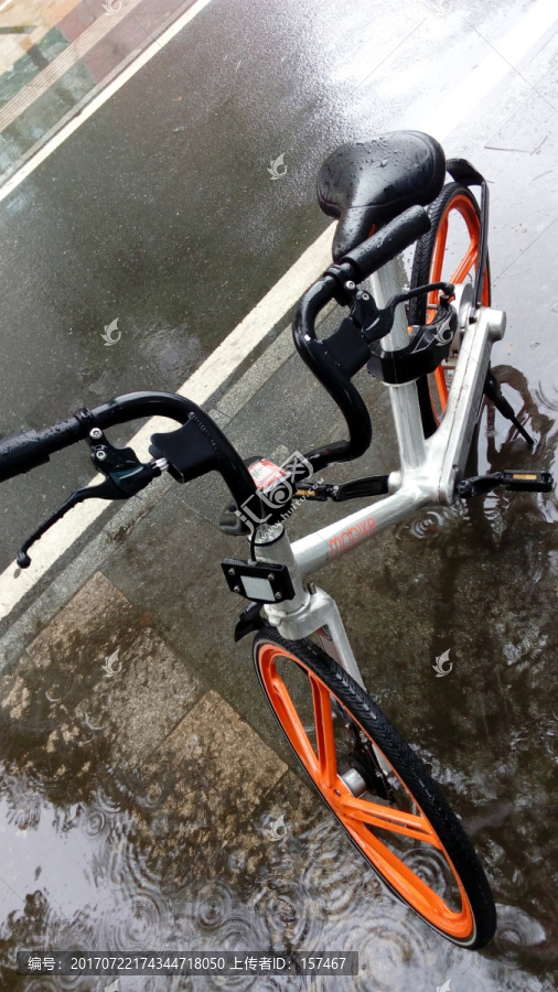 雨中的单车