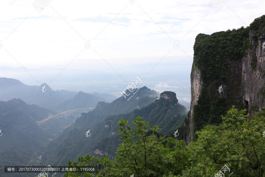 张家界天门山风景图