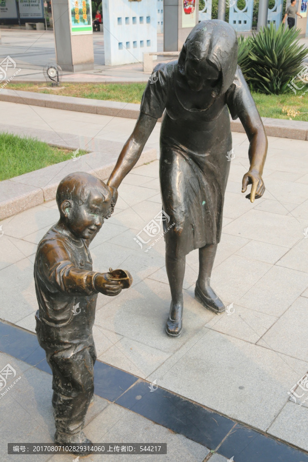 公益铜雕母亲带孩子扔垃圾
