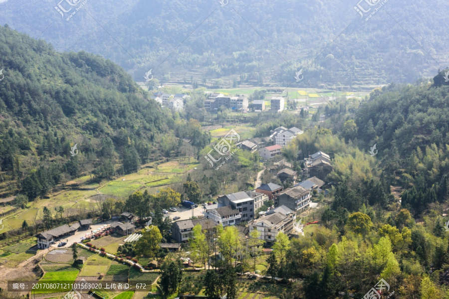 崖下库风景区俯瞰山村