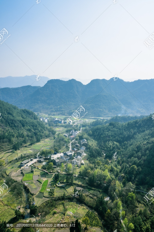 崖下库风景区俯瞰山村