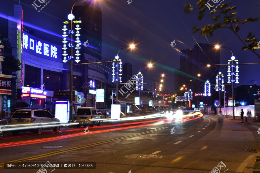 小城市马路夜景