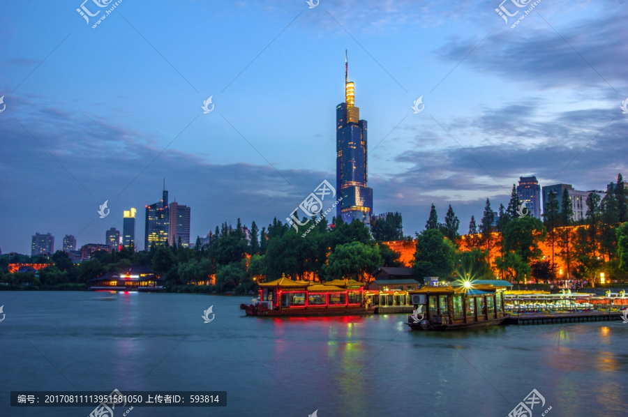 南京玄武湖紫峰大厦夜景