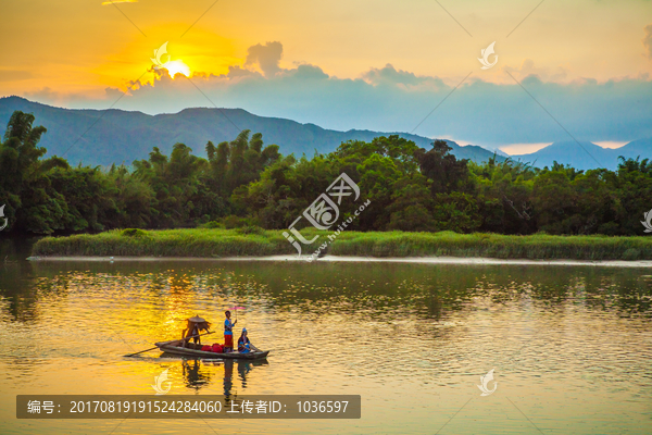 恋人在夕阳中渡河