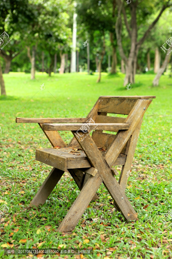 草坪木椅
