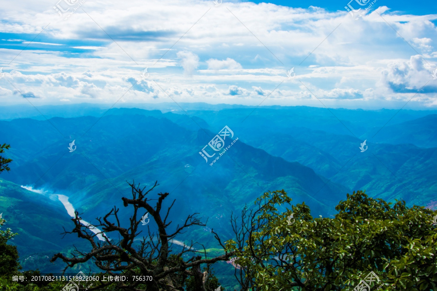 崇山峻岭