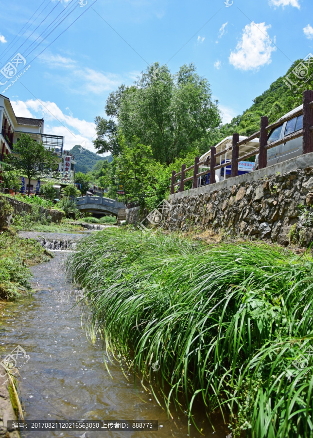 蓝天下的小河流水