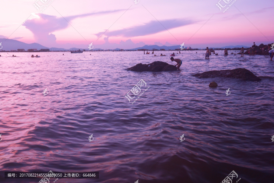 阳江旅游海边度假的人群唯美风景