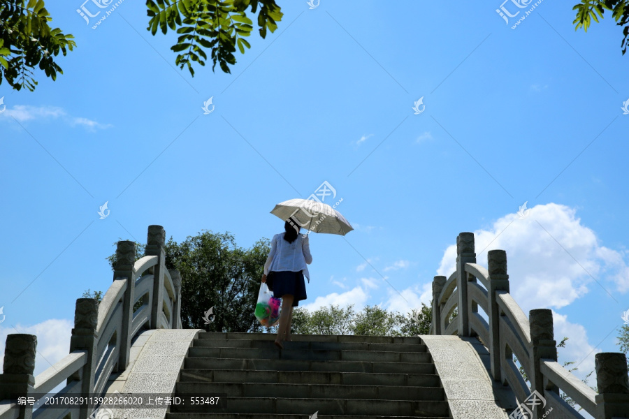 小拱桥,打伞的女孩,蓝天白云