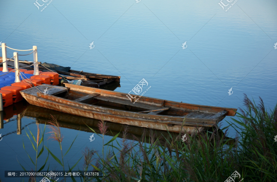 岸边的小渔船