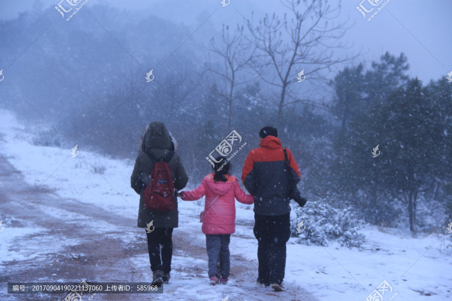 一家三口雪中散步