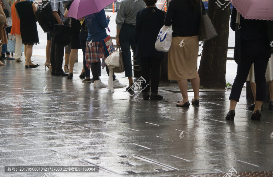 雨中的公交车站