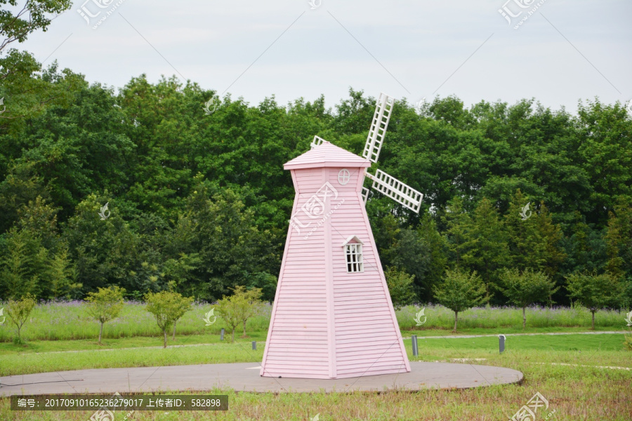 粉色风车木屋