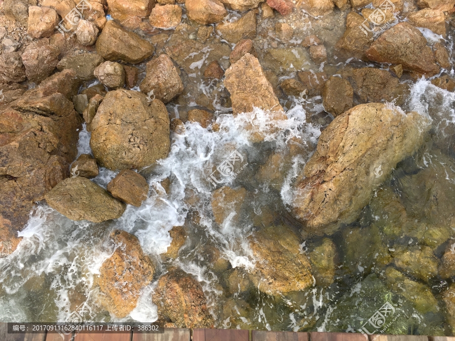 海水冲刷石头