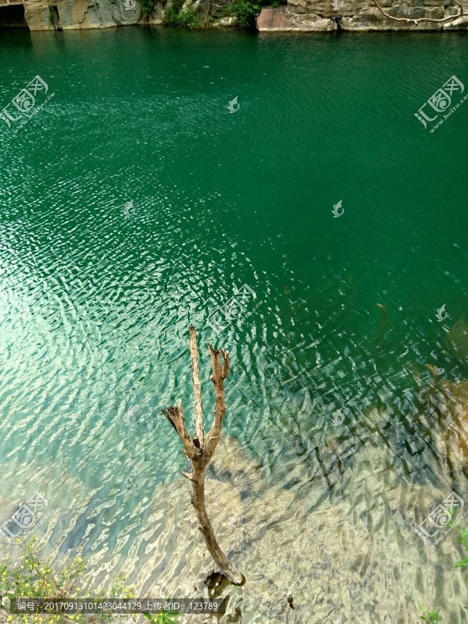 宁静的湖水