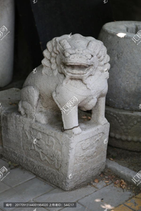 古代肥胖狮子石雕像
