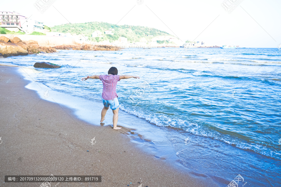 在海边的女孩,海边渡假