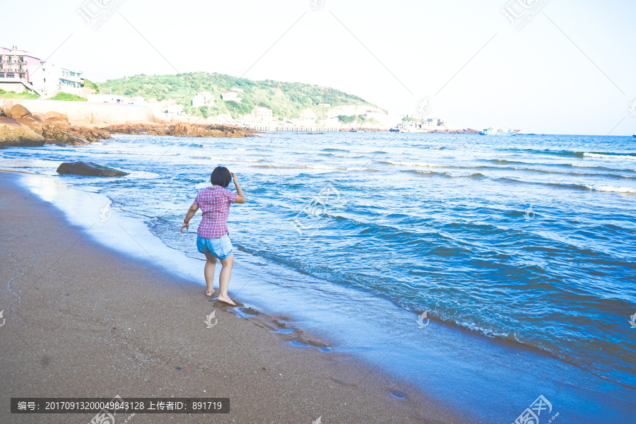 在海边的女孩,海边渡假