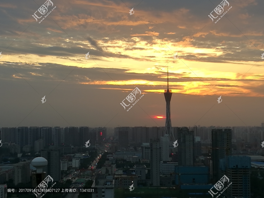 夕阳下的郑州福塔