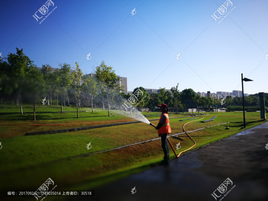 浇水的工人