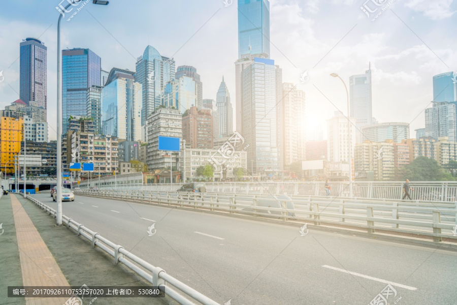 城市道路和建筑天际线