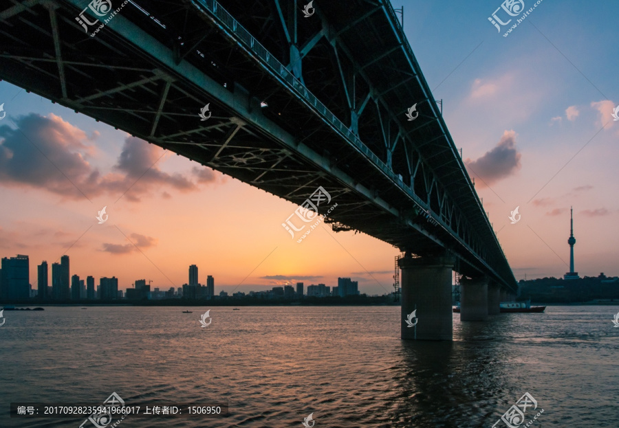暮色下的长江大桥