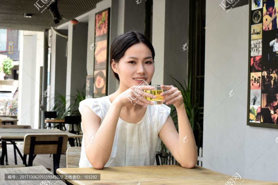 户外餐厅喝茶的女人