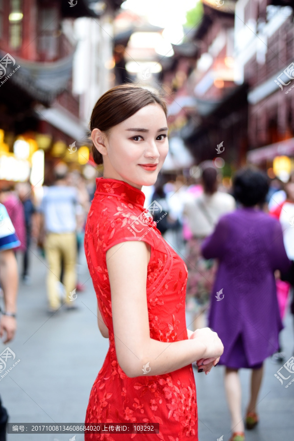 上海豫园老街的旗袍美女