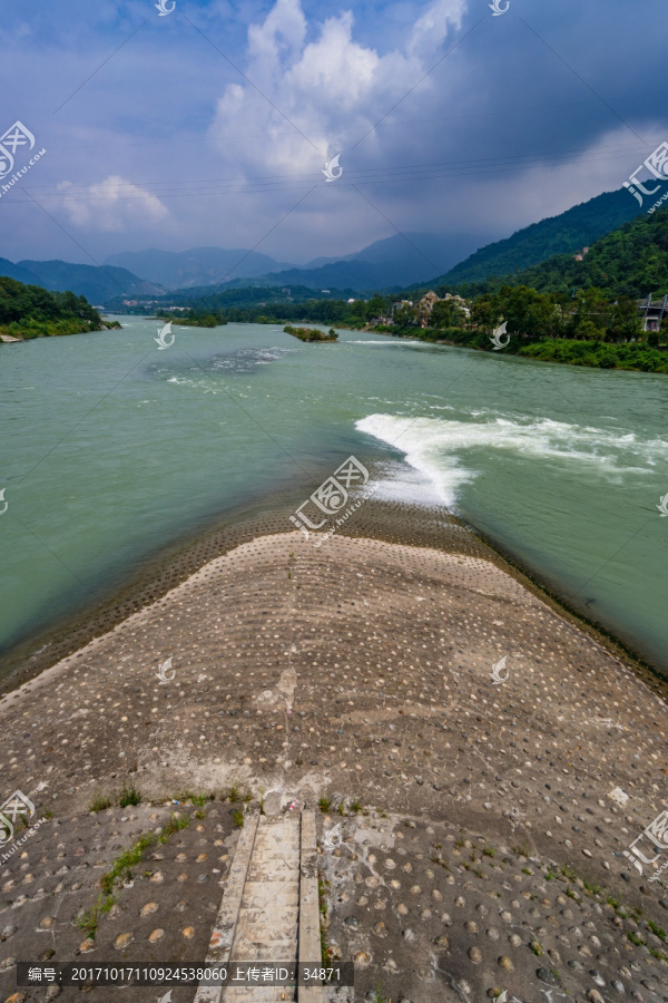 鱼嘴分水岭