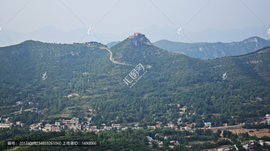 山顶的寺庙和山下的村庄