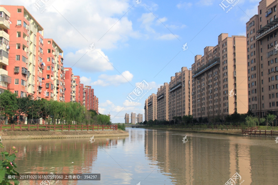 河畔上的建筑摄影